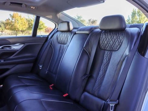 Used 2019 BMW 740i w/ Executive Package image 17