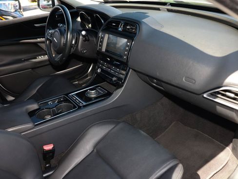 Used 2017 Jaguar XE Premium RWD image 18