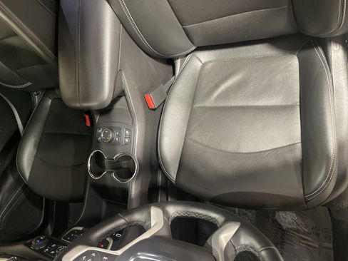 Used 2024 GMC Terrain SLT image 15