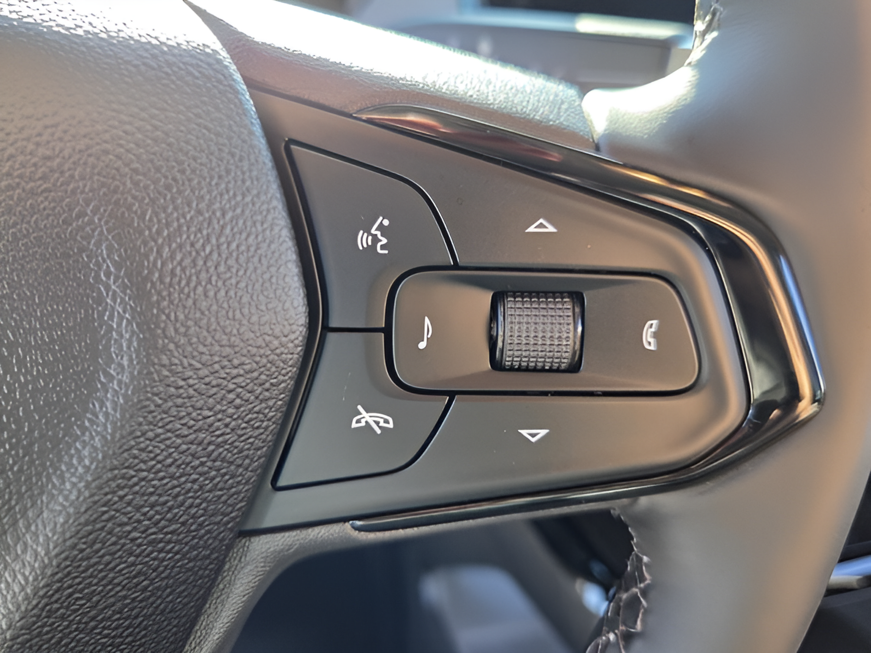 Certified 2027 Chevrolet Bolt LT w/ Comfort Package FWD image 26