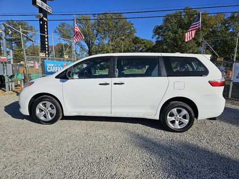 Used 2016 Toyota Sienna L image 2