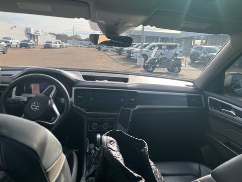 Used 2022 Volkswagen Atlas SEL Premium image 13