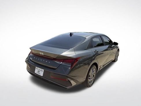 Used 2024 Hyundai Elantra SEL FWD image 3