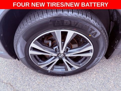 Used 2017 Nissan Rogue SL w/ SL Premium Package image 4