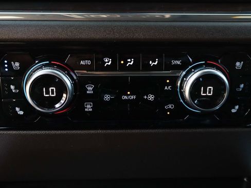 Used 2023 GMC Sierra 1500 SLT w/ SLT Premium Package AWD/4WD image 40