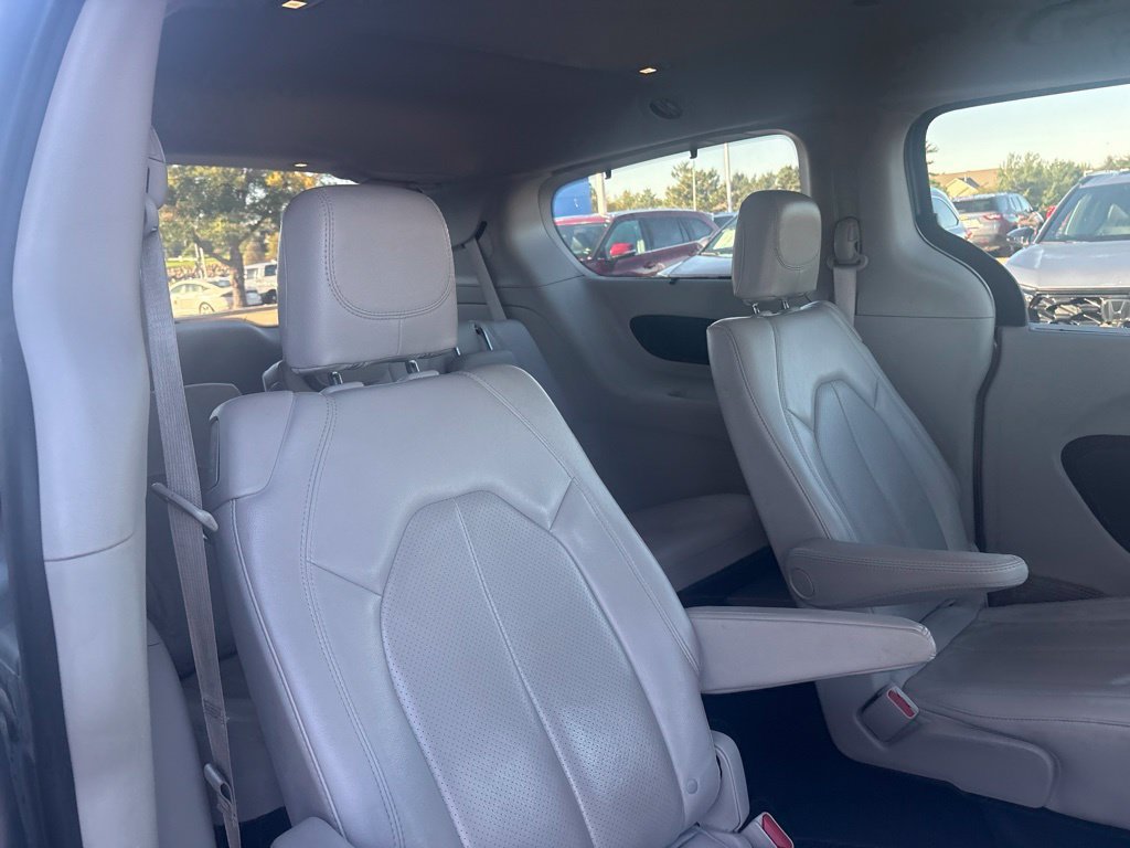 Used 2019 Chrysler Pacifica Touring-L Plus FWD image 32