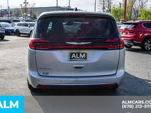 Used 2024 Chrysler Pacifica Touring-L image 11