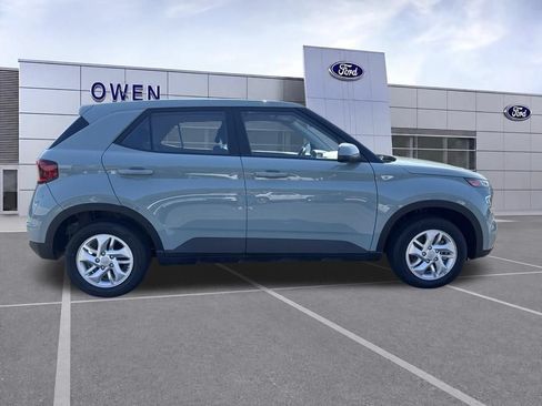 Used 2025 Hyundai Venue SE FWD image 7