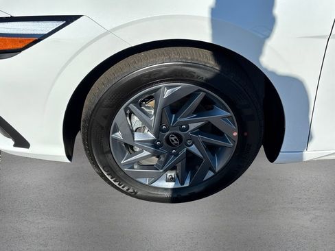 Certified 2025 Hyundai Elantra Hybrid FWD image 12