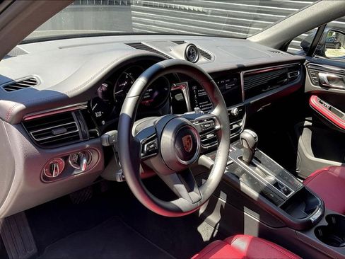 Certified 2025 Porsche Macan image 4