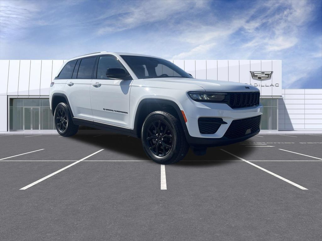 Used 2024 Jeep Grand Cherokee Altitude AWD/4WD image 2