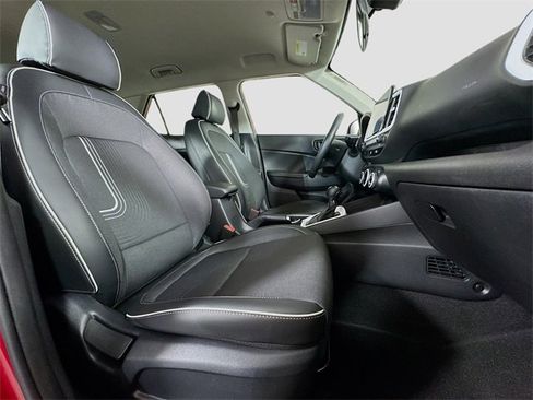 Used 2025 Hyundai Venue Limited image 29