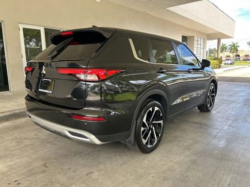 Used 2023 Mitsubishi Outlander SE FWD image 3