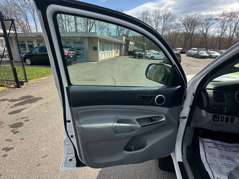 Used 2014 Toyota Tacoma 4x4 Access Cab V6 w/ TRD Sport Package image 18