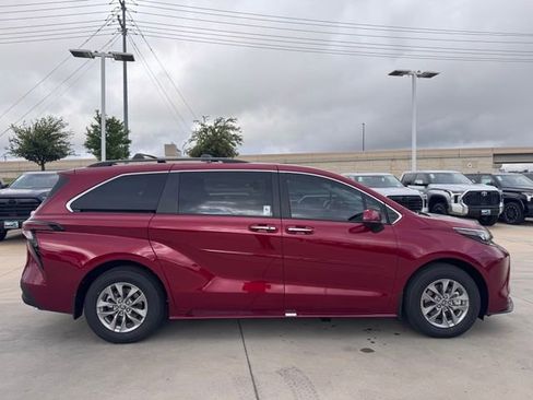 New 2026 Toyota Sienna XLE FWD image 4