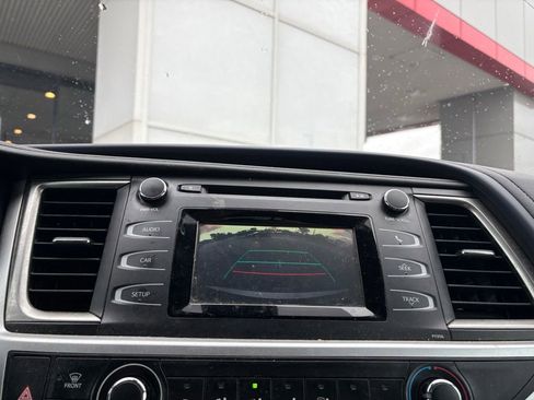Used 2017 Toyota Highlander LE w/ Carpet Mat Package FWD image 6