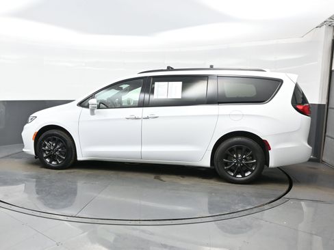 Used 2021 Chrysler Pacifica Touring-L w/ Uconnect Theater Family Group image 3