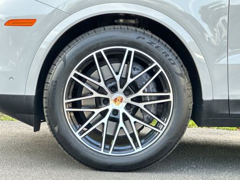 Certified 2025 Porsche Cayenne AWD/4WD image 31