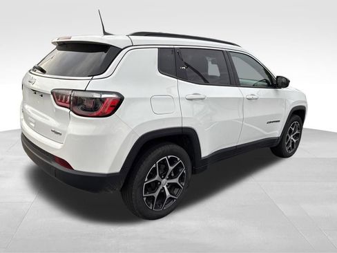Used 2024 Jeep Compass Latitude AWD/4WD image 5