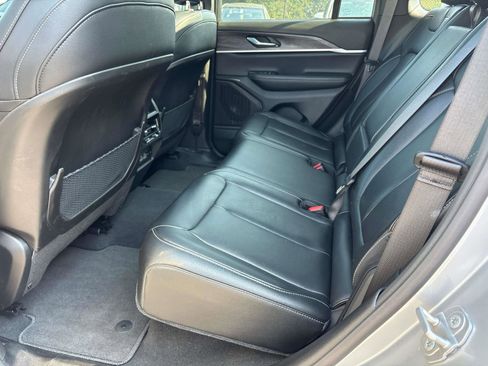 Certified 2024 Jeep Grand Cherokee Limited image 9