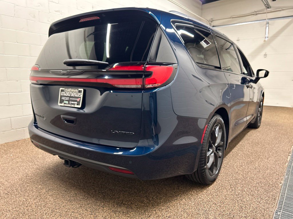 Used 2025 Chrysler Pacifica Limited w/ Trailer Tow Group FWD image 2