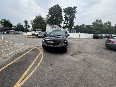 Used 2019 Chevrolet Suburban LT RWD image 2