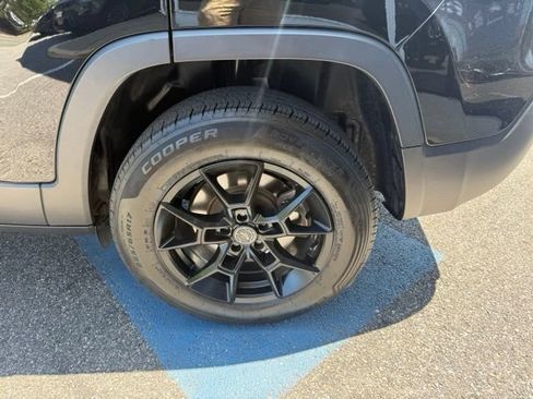 Used 2021 Jeep Cherokee Latitude AWD/4WD image 38