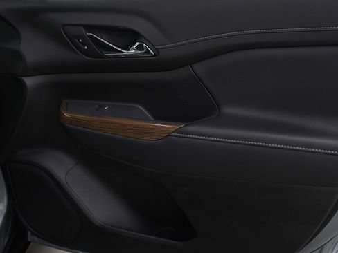 Used 2023 GMC Acadia SLE image 11