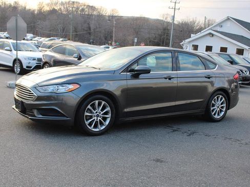Used 2017 Ford Fusion SE w/ Fusion SE Technology Package image 3