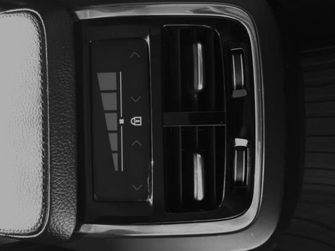 Used 2018 Volvo XC90 T6 Momentum w/ Convenience Package image 25