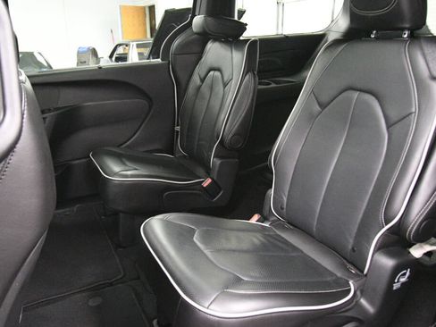 Used 2025 Chrysler Pacifica Limited FWD image 23