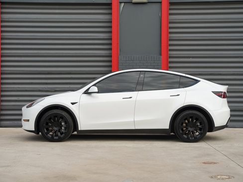 Used 2023 Tesla Model Y Long Range image 6