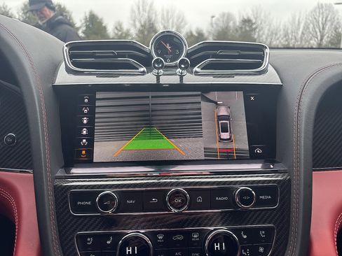 Used 2022 Bentley Bentayga V8 image 19