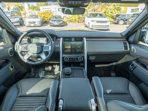 Certified 2024 Land Rover Discovery Dynamic SE image 18