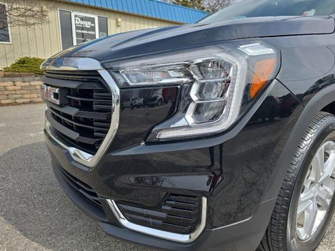 Used 2023 GMC Terrain SLE w/ Driver Convenience Package image 9