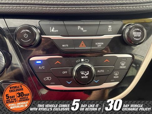 Used 2023 Chrysler Pacifica Touring-L FWD image 31