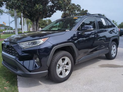 Used 2020 Toyota RAV4 XLE w/ Convenience Package image 5