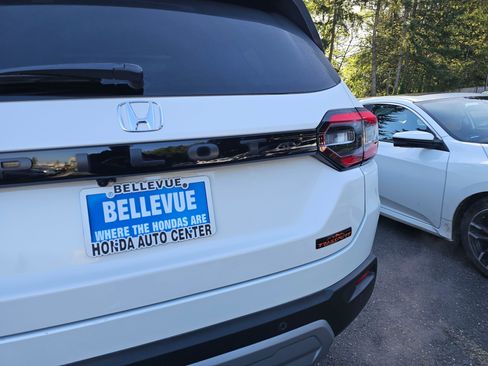 Used 2025 Honda Pilot TrailSport image 14