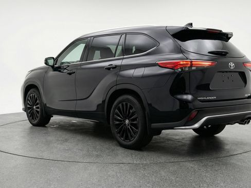 Used 2025 Toyota Highlander XSE image 6