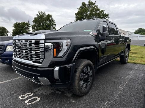 Used 2024 GMC Sierra 2500 Denali AWD/4WD image 2