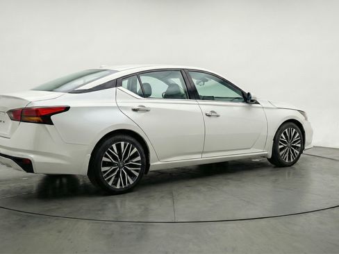 Used 2025 Nissan Altima 2.5 SV FWD image 9