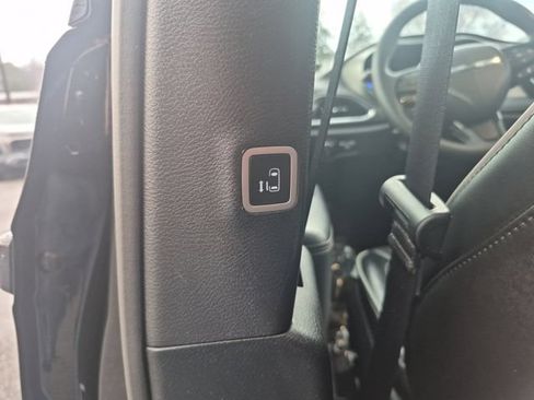 Used 2024 Chrysler Pacifica Premium FWD image 27