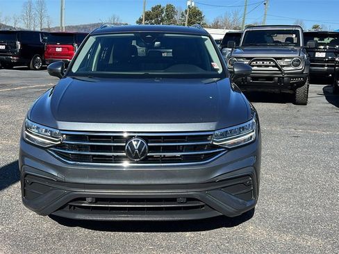 Used 2022 Volkswagen Tiguan SE w/ Panoramic Sunroof Package image 2