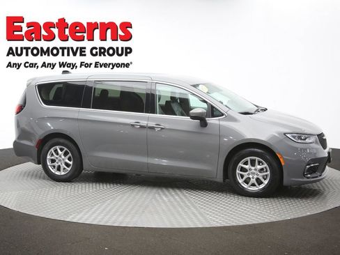 Used 2023 Chrysler Pacifica Touring-L FWD image 49