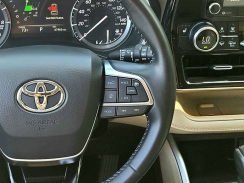 Certified 2021 Toyota Highlander XLE AWD/4WD image 17