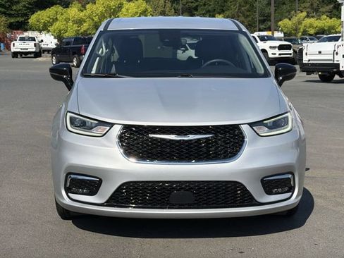 Used 2024 Chrysler Pacifica Touring-L FWD image 15