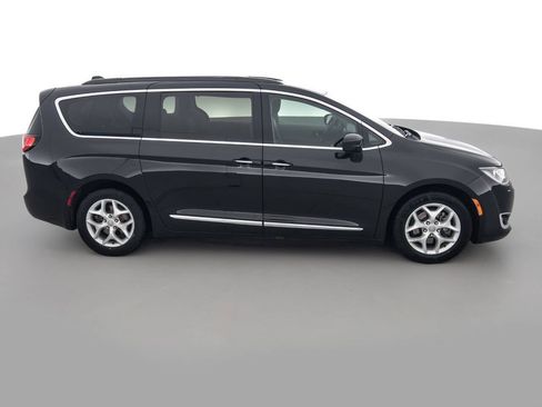 Used 2017 Chrysler Pacifica Touring-L w/ Tire & Wheel Group image 4