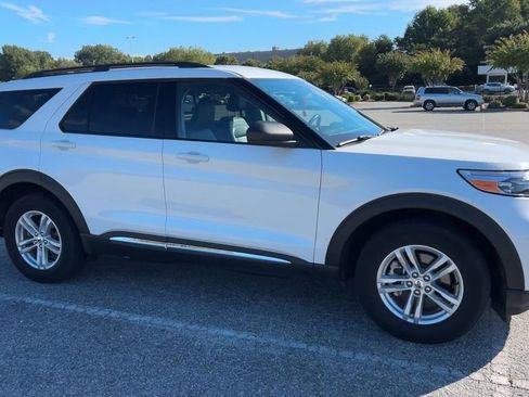 Used 2022 Ford Explorer XLT w/ Equipment Group 202A image 12