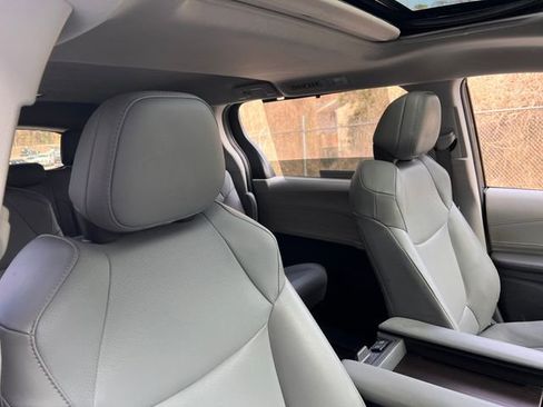 Used 2021 Toyota Sienna XLE image 36