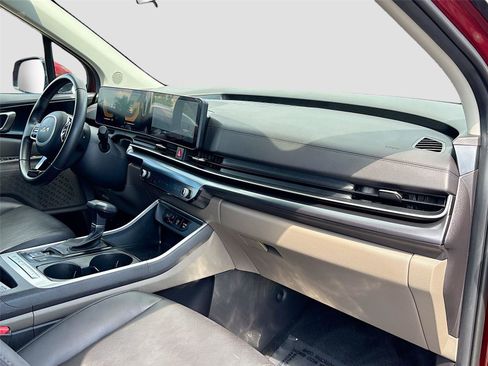 Used 2025 Kia Carnival FWD image 30
